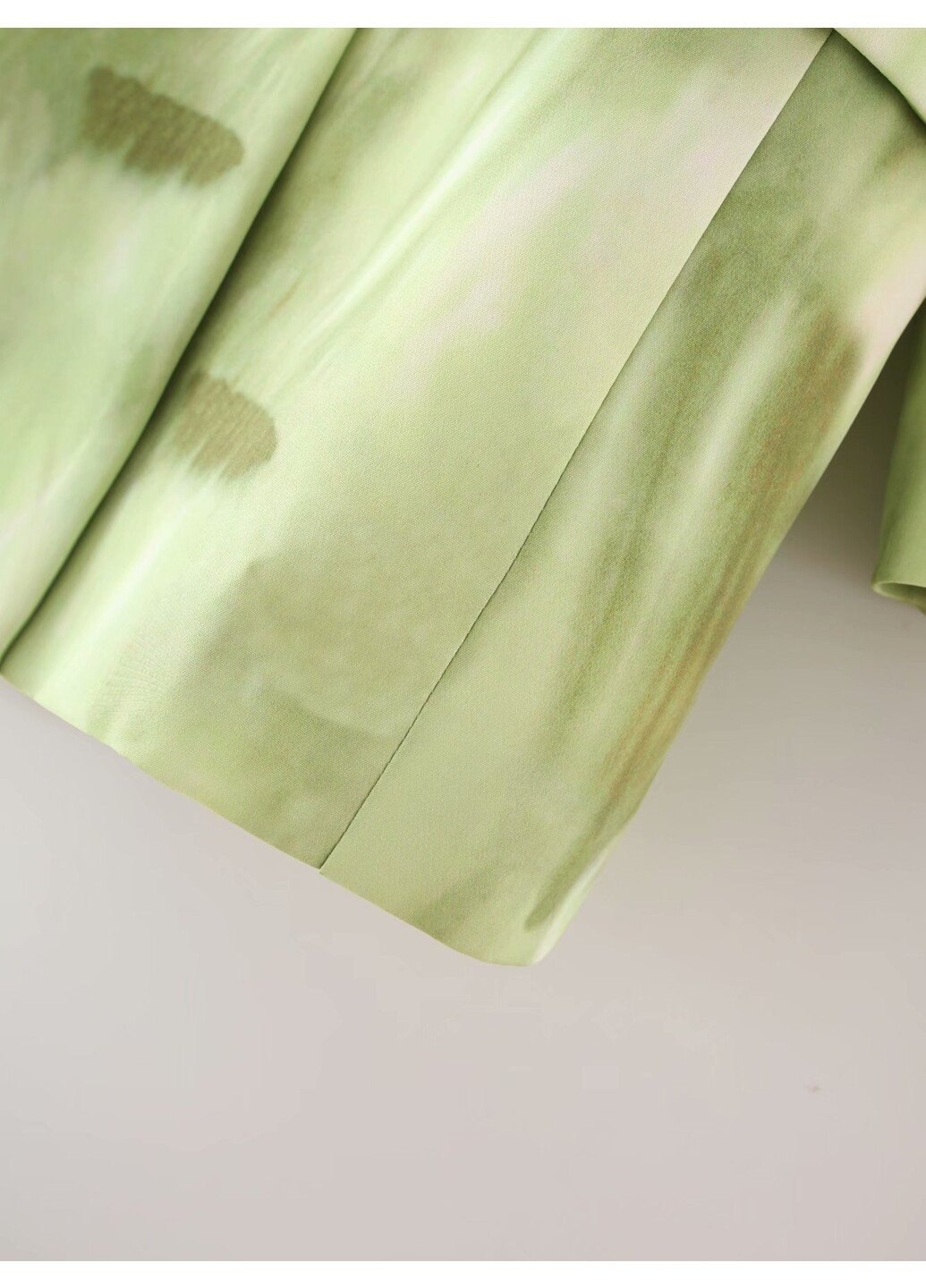 Зеленый женский блейзер женский с абстрактным принтом зеленый calm Berni Fashion с абстрактным узором - всесезон