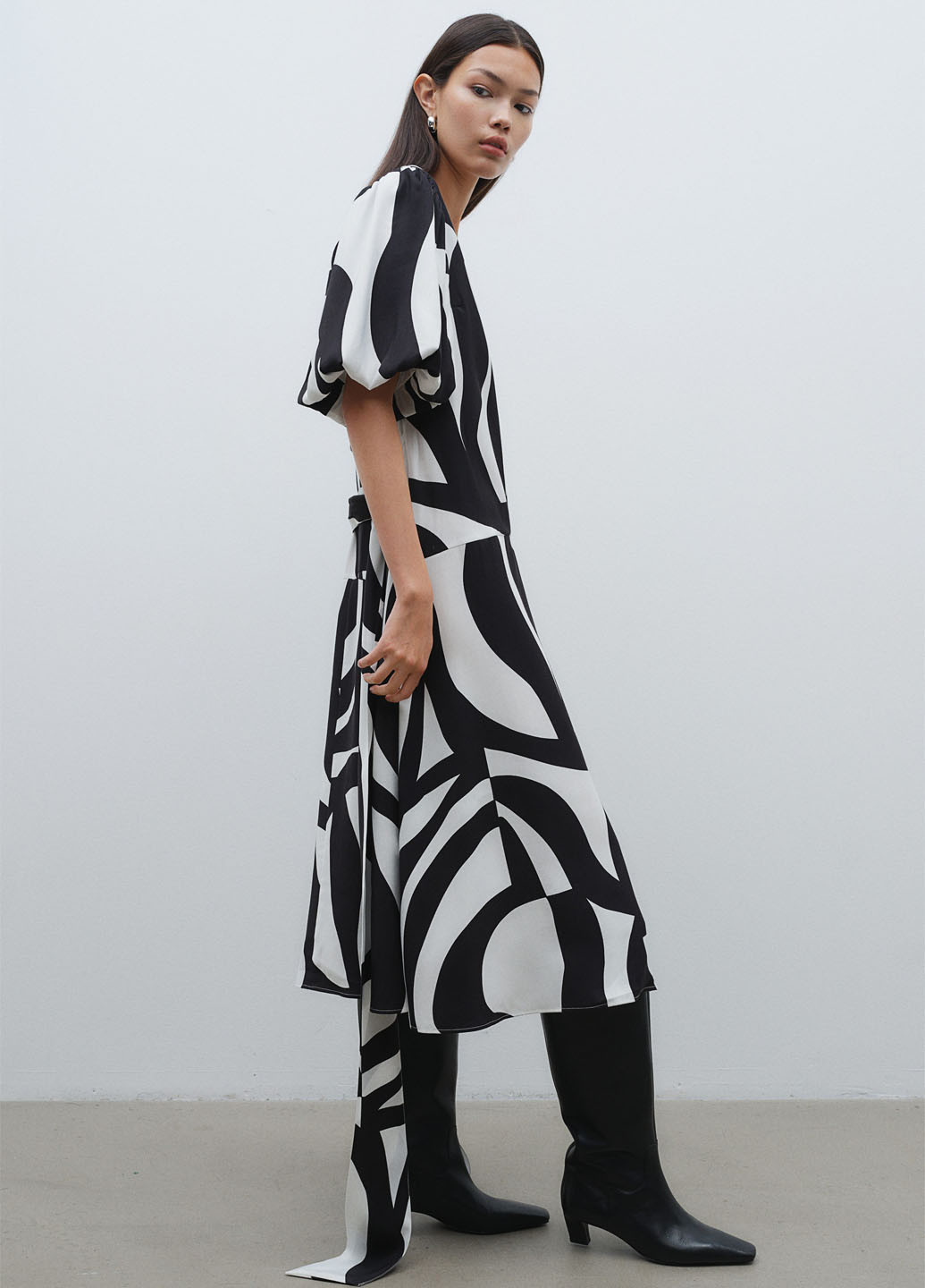 Чорно-білий кежуал сукня H&M з геометричним візерунком