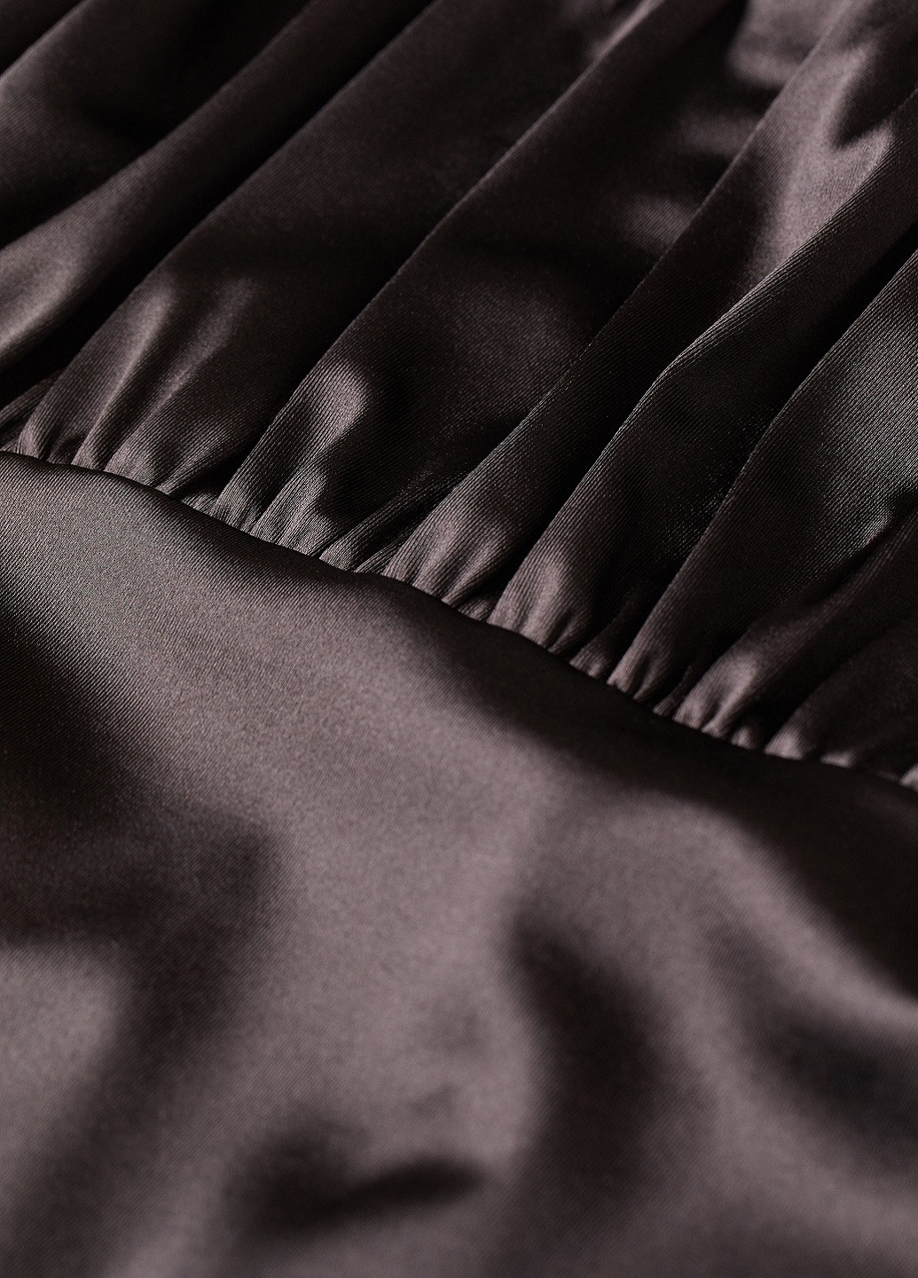 Темно-коричневое коктейльное платье с пышным рукавом H&M однотонное