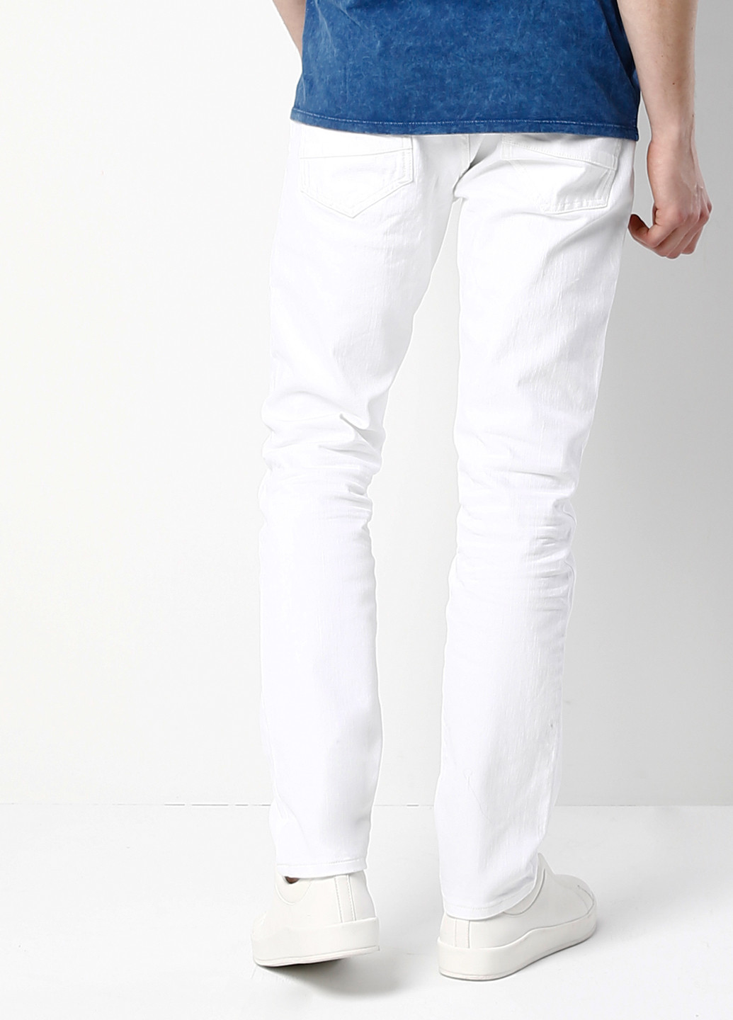 Белые демисезонные зауженные джинсы Colin's