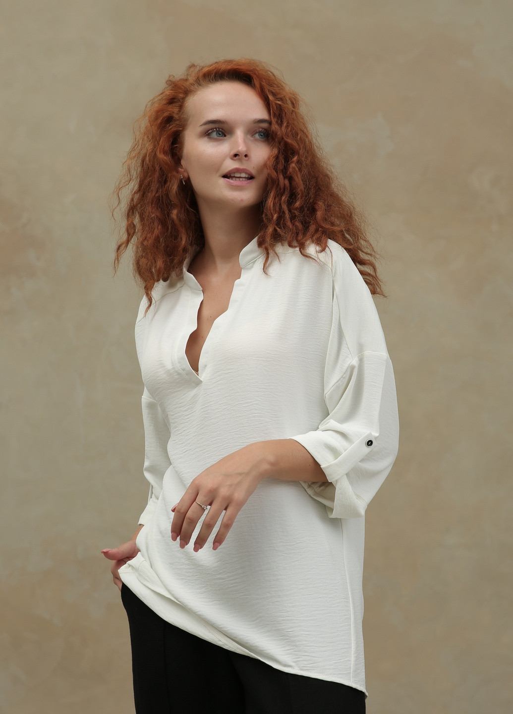 Белая демисезонная рубашка - туника из легкой вискозной жатки, оригинального кроя INNOE Белая блуза
