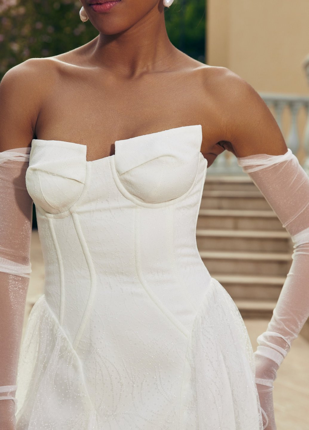 Молочна святковий сукня з відкритими плечима Gepur однотонна