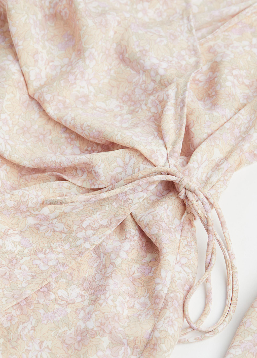 Пудровое кэжуал платье на запах H&M с цветочным принтом