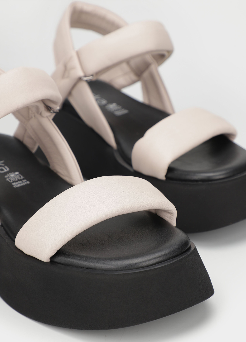 Серо-бежевые босоножки Braska на липучке