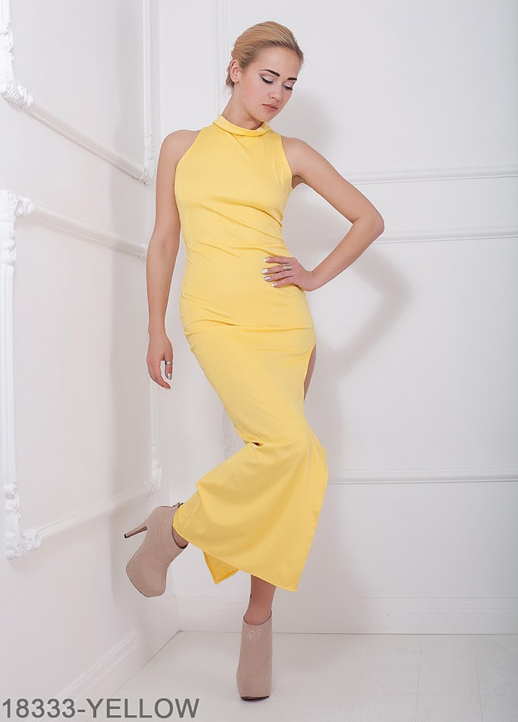Желтое кэжуал элегантное приталенное платье с разрезом на ноге и вырезом на спине desire белый Podium однотонное