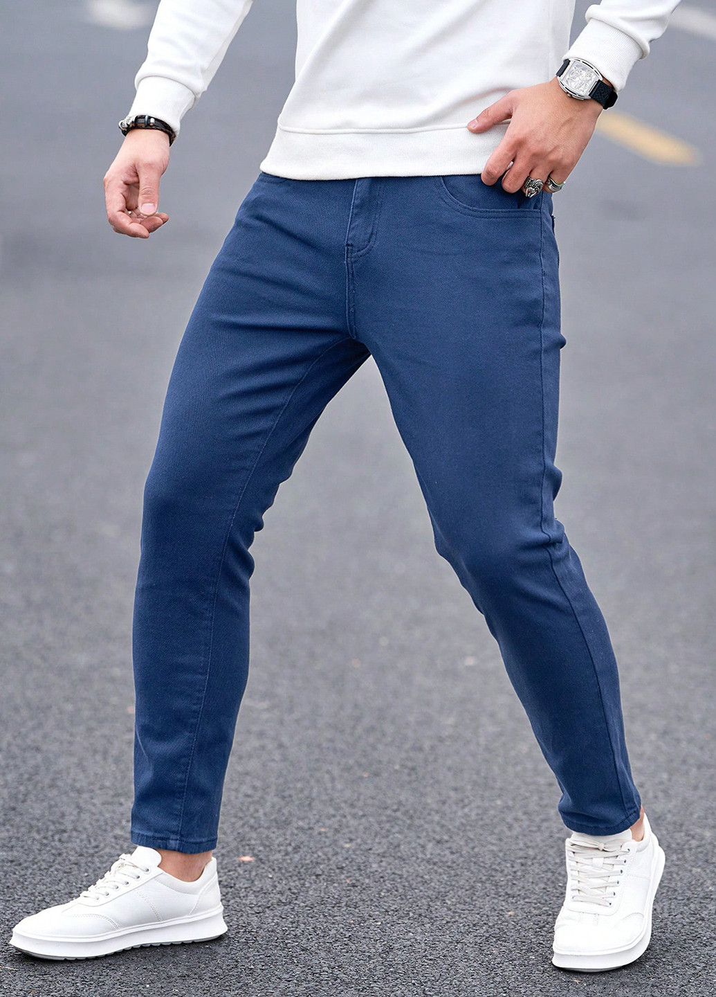 Синие демисезонные зауженные джинсы SHEIN