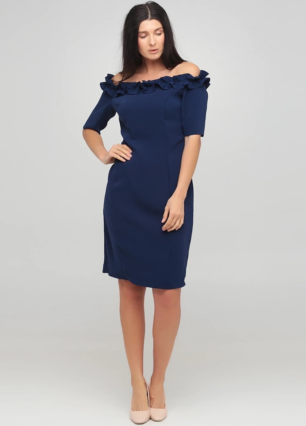 Синее кэжуал платье с открытыми плечами однотонное Paper Dolls