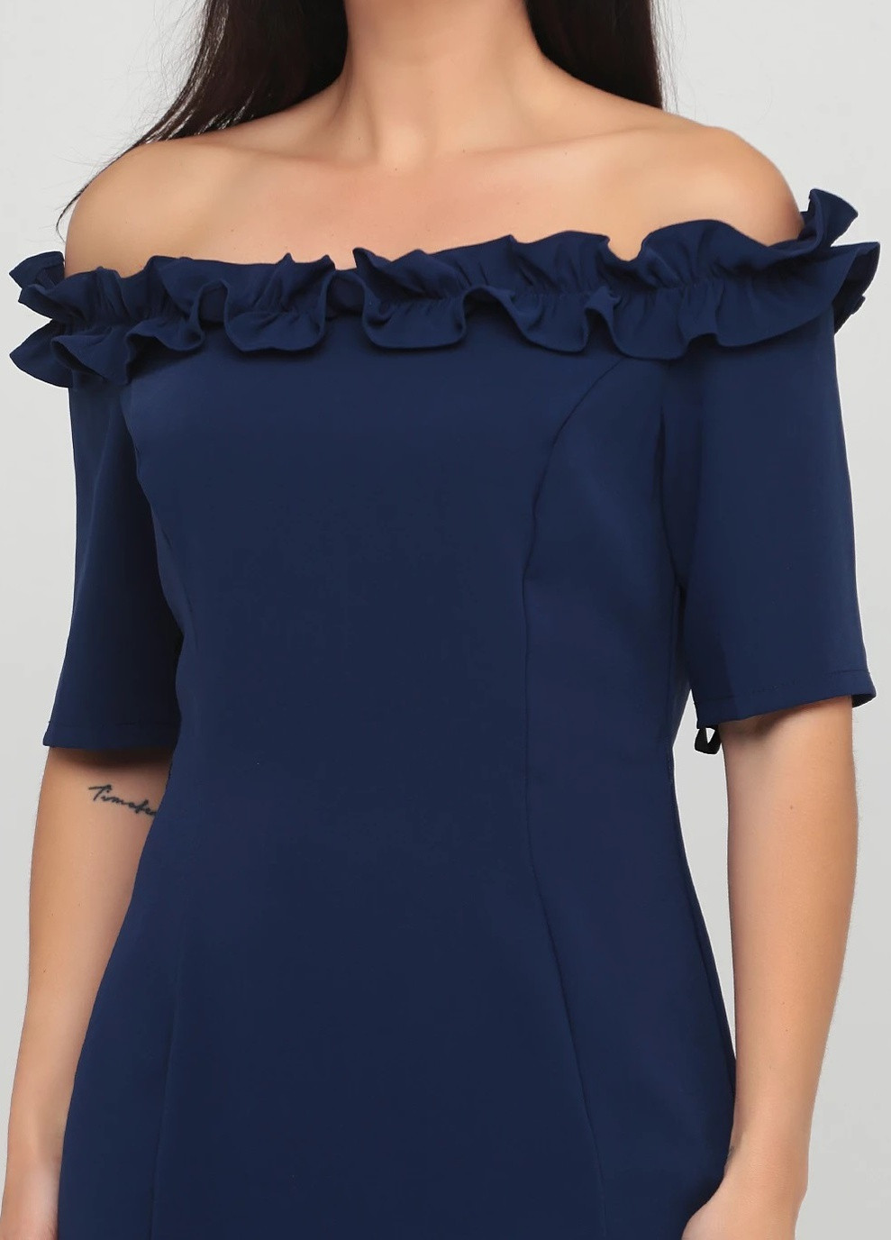 Синее кэжуал платье с открытыми плечами однотонное Paper Dolls