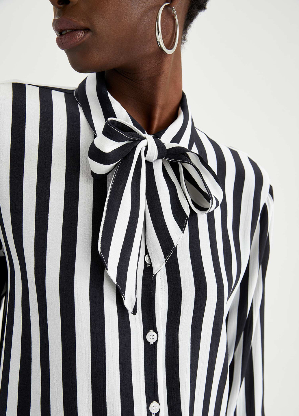 Черно-белая демисезонная блуза DeFacto