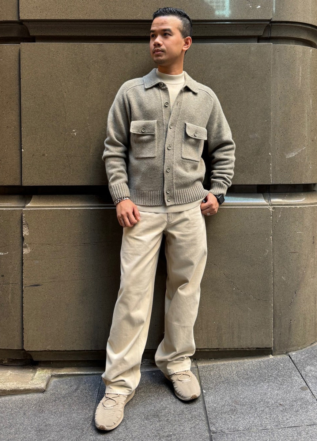 Бежевый демисезонный свитер Uniqlo