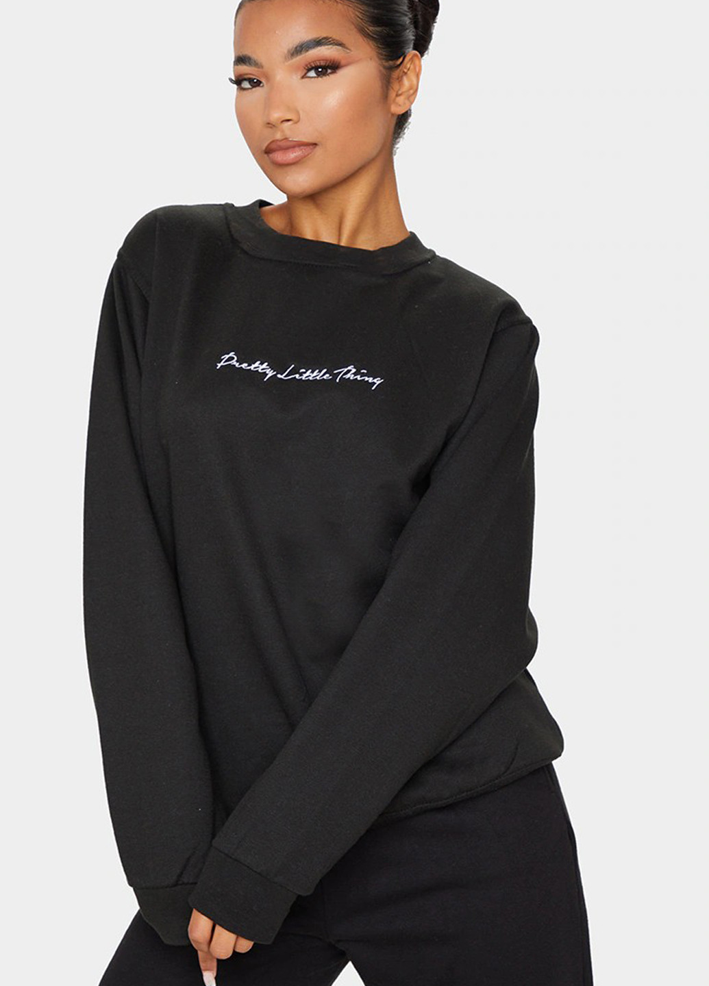 Чорний світшот PrettyLittleThing напис без декору (313044931)