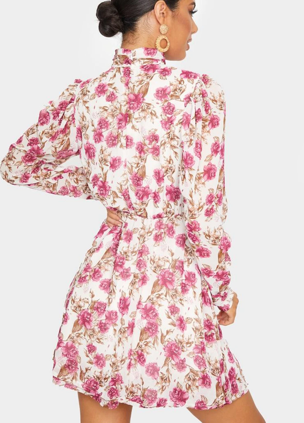Молочное кэжуал платье клеш, плиссированное PrettyLittleThing с цветочным принтом