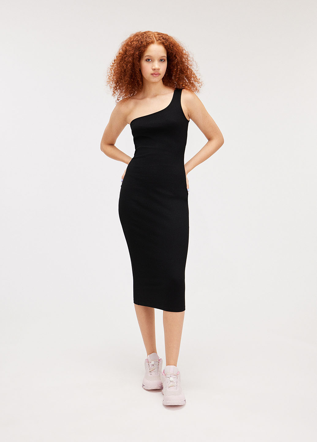 Чорна кежуал сукня на одне плече, сукня-майка Monki однотонна