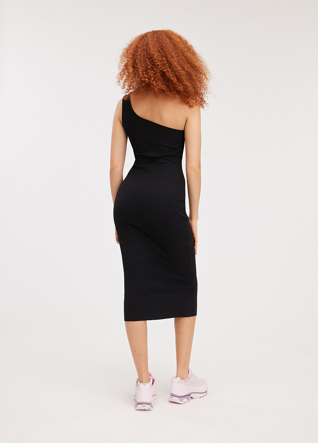 Чорна кежуал сукня на одне плече, сукня-майка Monki однотонна