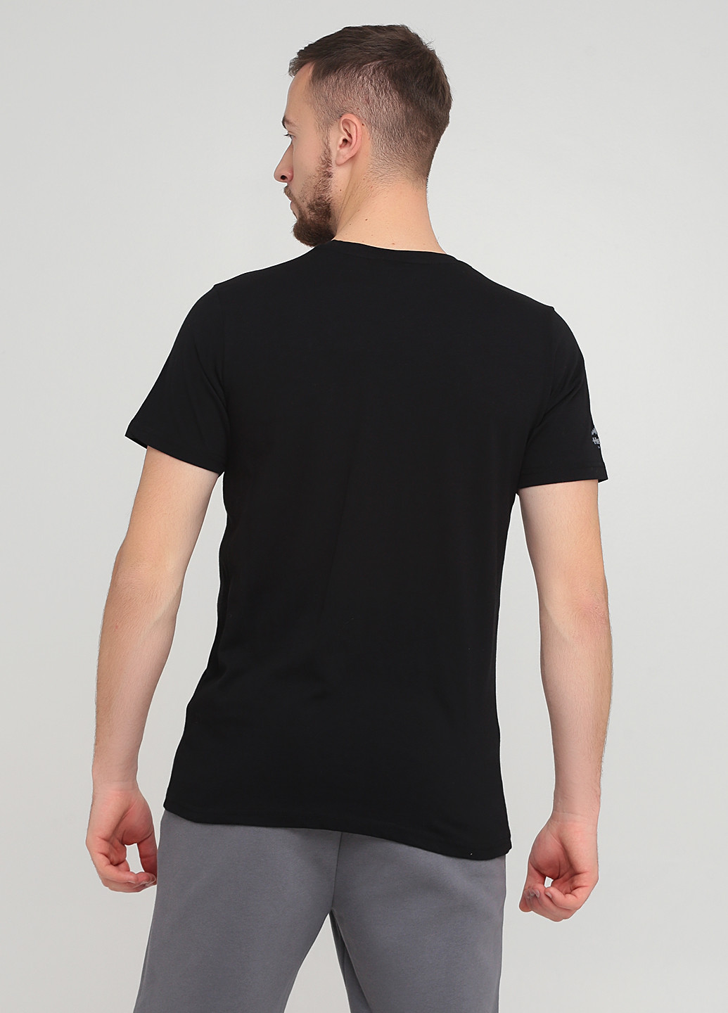 Черная футболка Helvetica