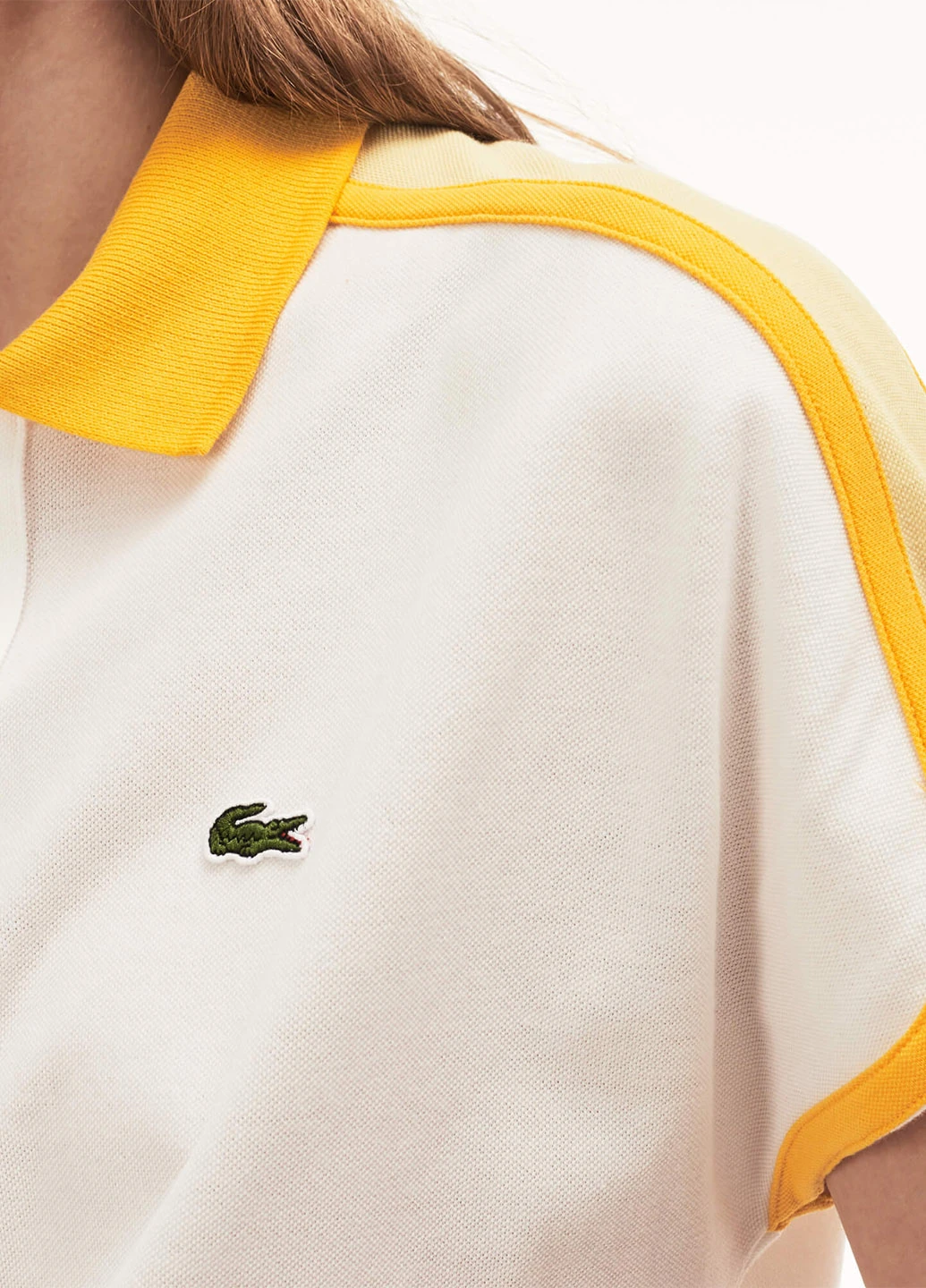 Белая женская футболка-поло Lacoste с логотипом