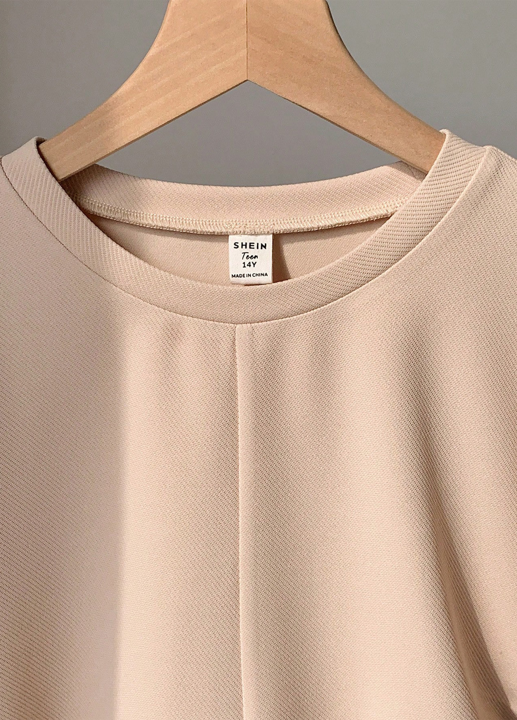 Светло-бежевая летняя футболка SHEIN