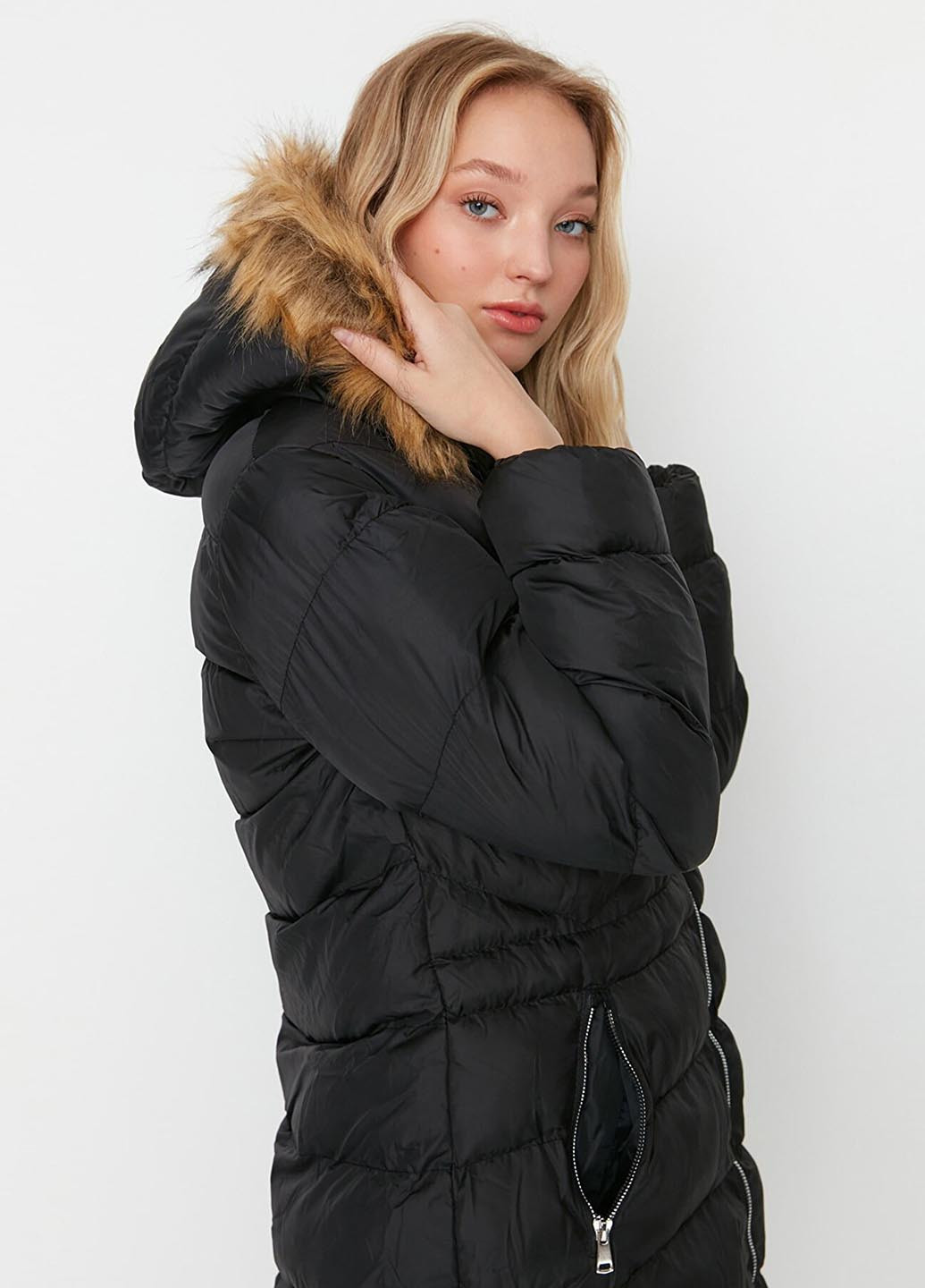 Черная зимняя куртка Trendyol