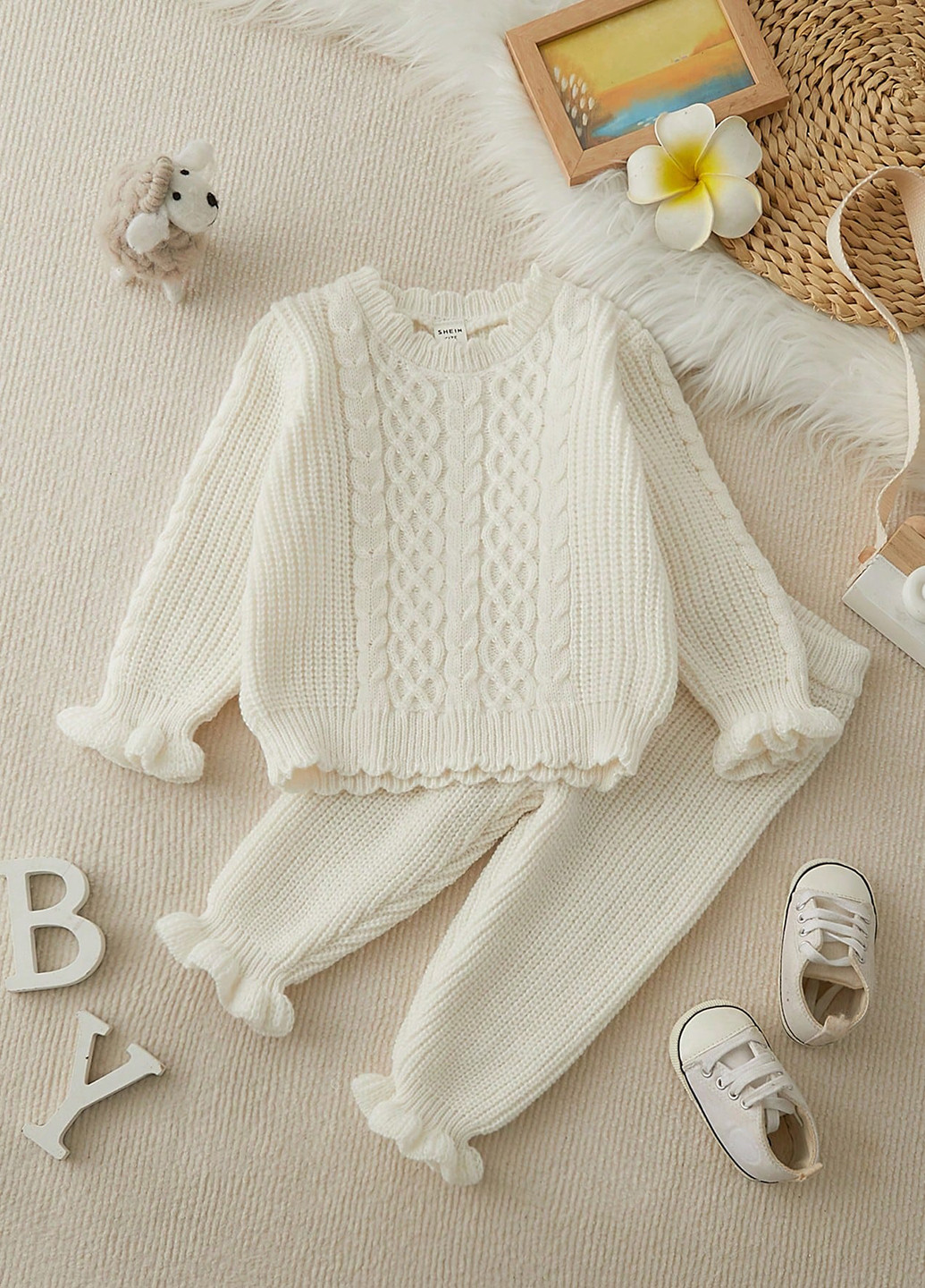 Белый демисезонный костюм (свитер, брюки) брючный SHEIN