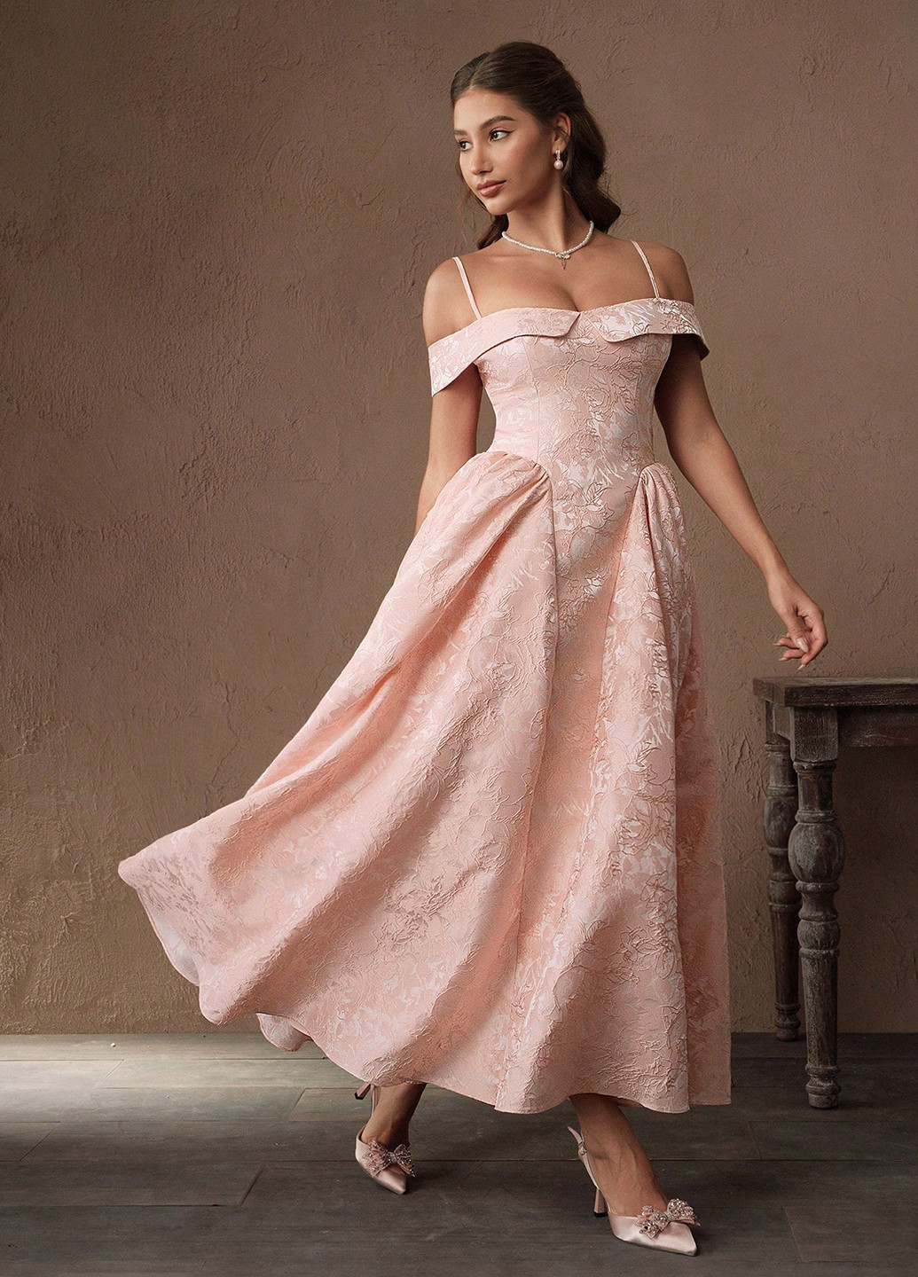 Персиковое праздничный, вечернее платье клеш, с открытыми плечами, с открытой спиной SHEIN однотонное