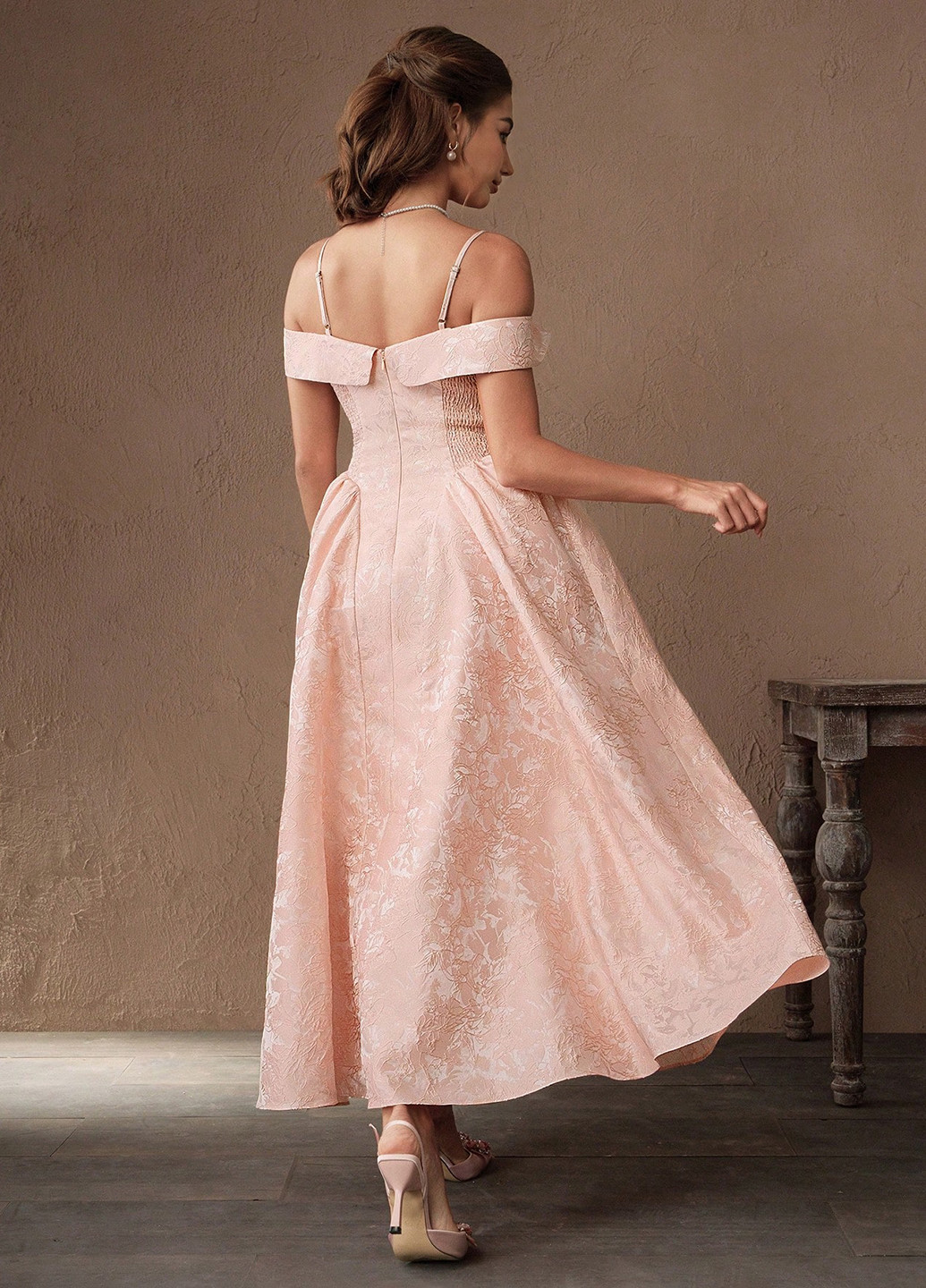 Персиковое праздничный, вечернее платье клеш, с открытыми плечами, с открытой спиной SHEIN однотонное