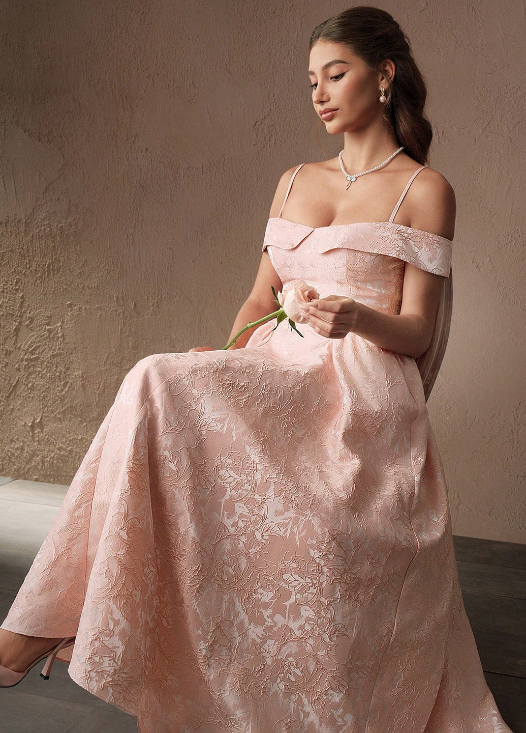 Персиковое праздничный, вечернее платье клеш, с открытыми плечами, с открытой спиной SHEIN однотонное