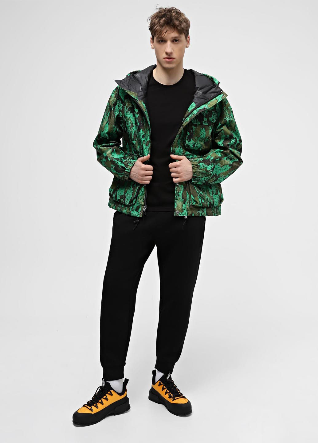 Зелена демісезонна вітровка The North Face