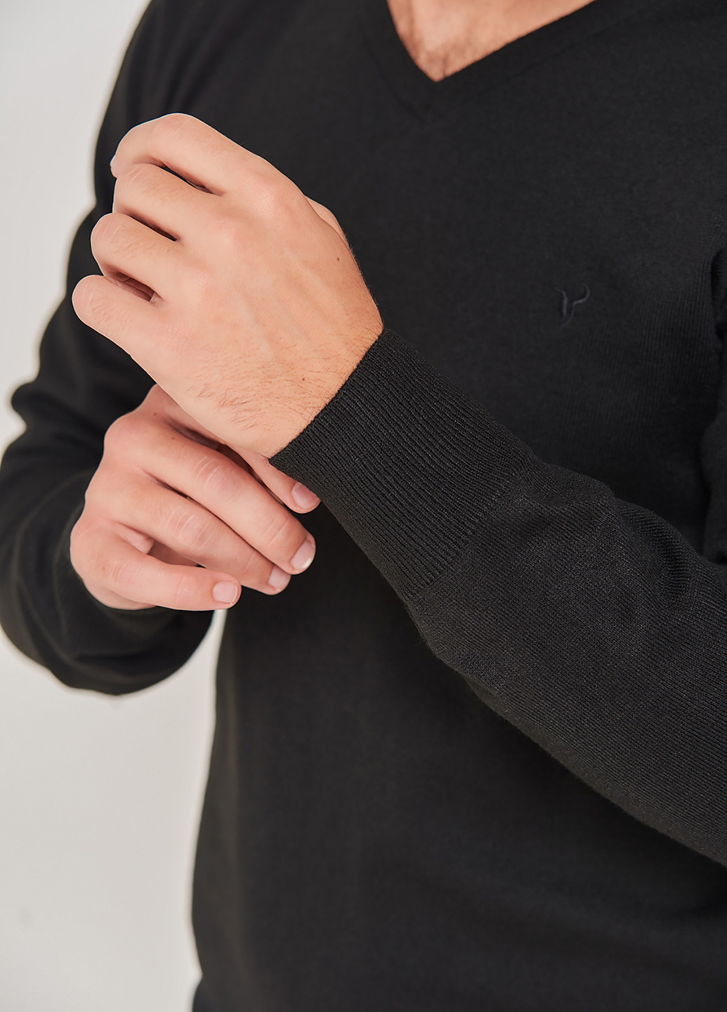 Черный демисезонный свитер Stendo