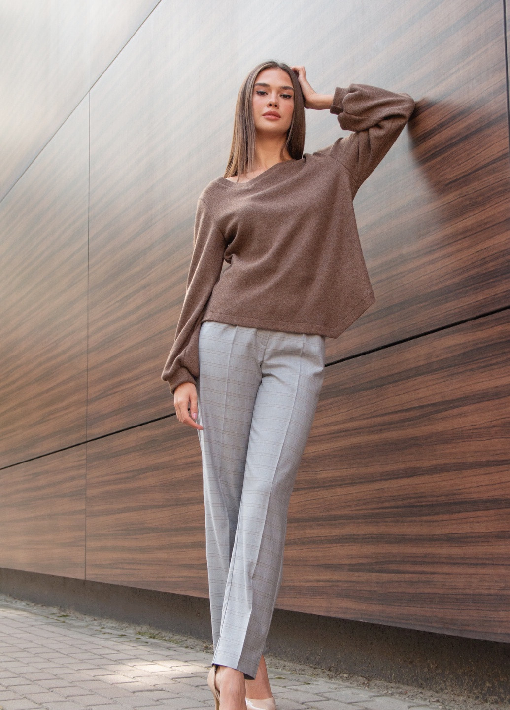 Коричневий демісезонний светр жіночий асиметрія з натуральної ангори кольору капучино джемпер Шо Вдягти