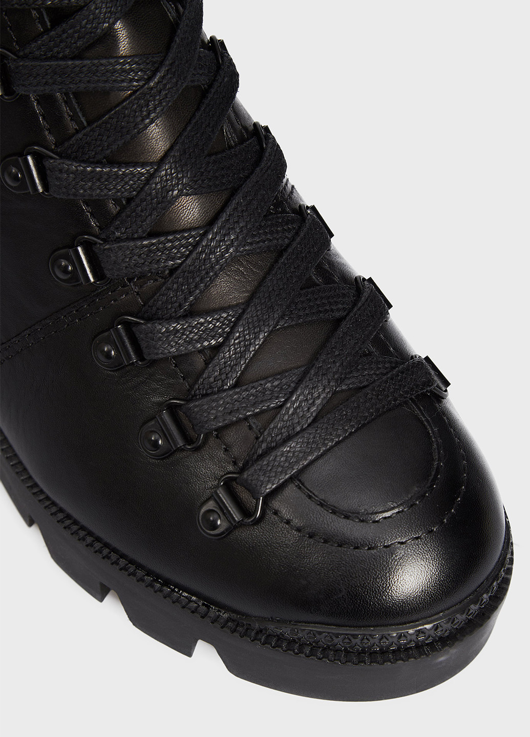 Осенние ботинки Schutz на тракторной подошве, со шнуровкой