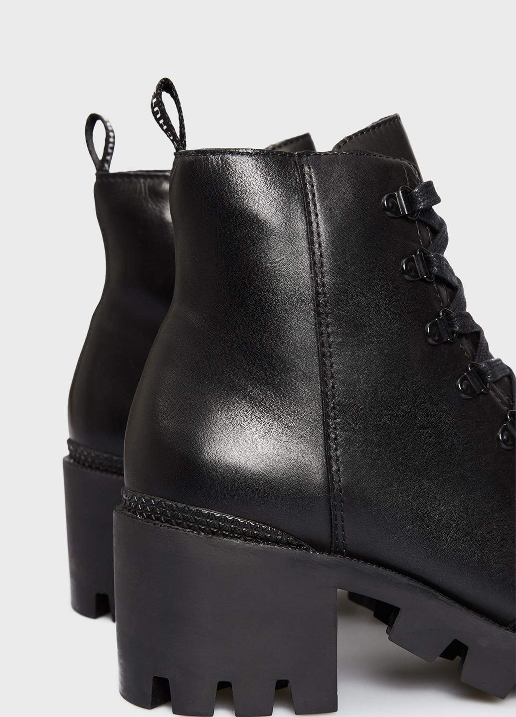 Осенние ботинки Schutz на тракторной подошве, со шнуровкой