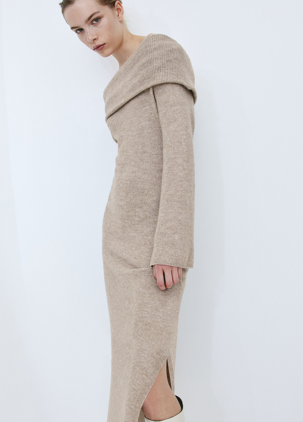 Серо-бежевое кэжуал платье силуэтная, платье-свитер, с открытыми плечами H&M меланжевое