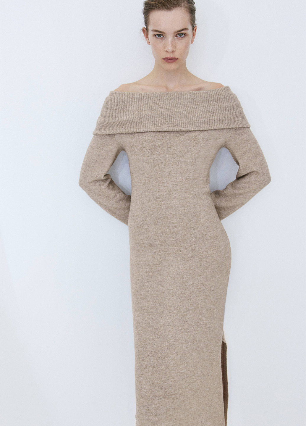 Серо-бежевое кэжуал платье силуэтная, платье-свитер, с открытыми плечами H&M меланжевое