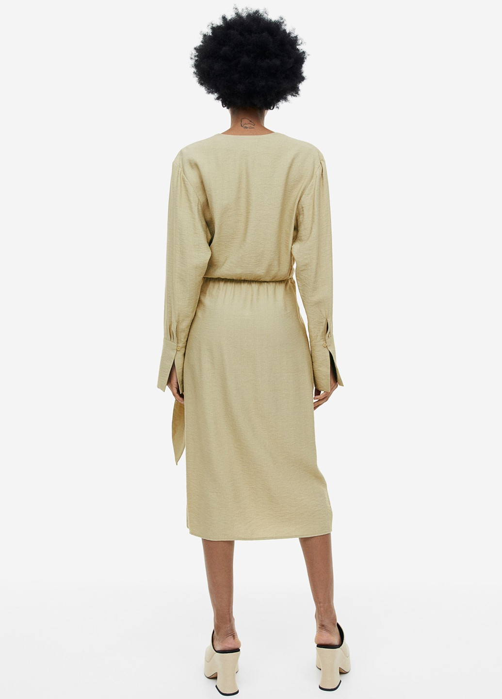 Оливковое кэжуал платье на запах H&M однотонное