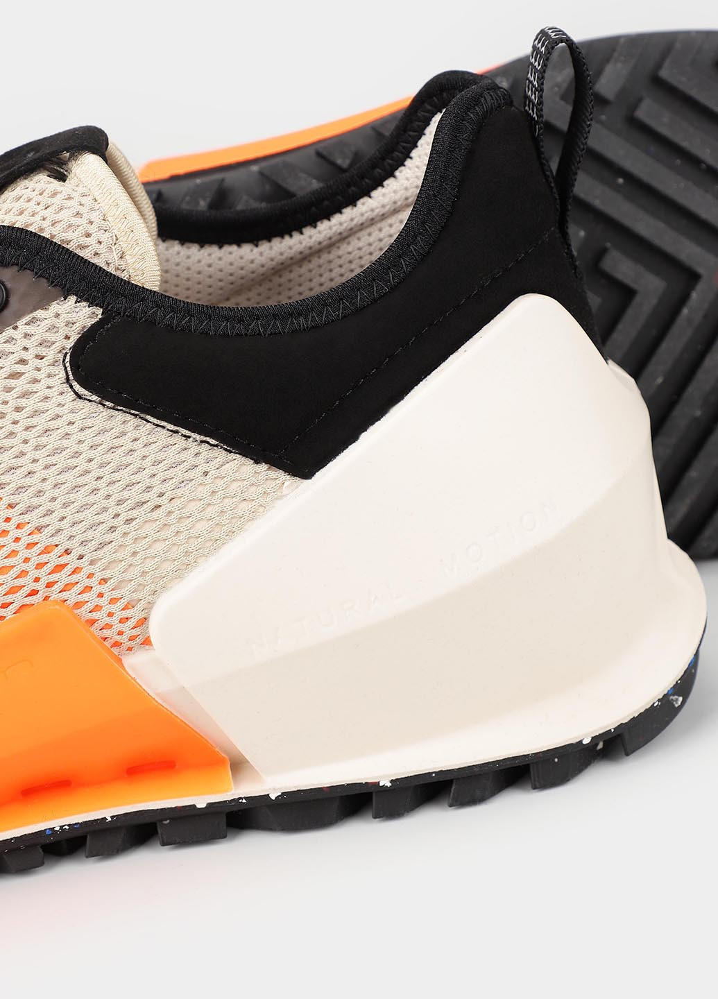 Бежевые демисезонные кроссовки Ecco