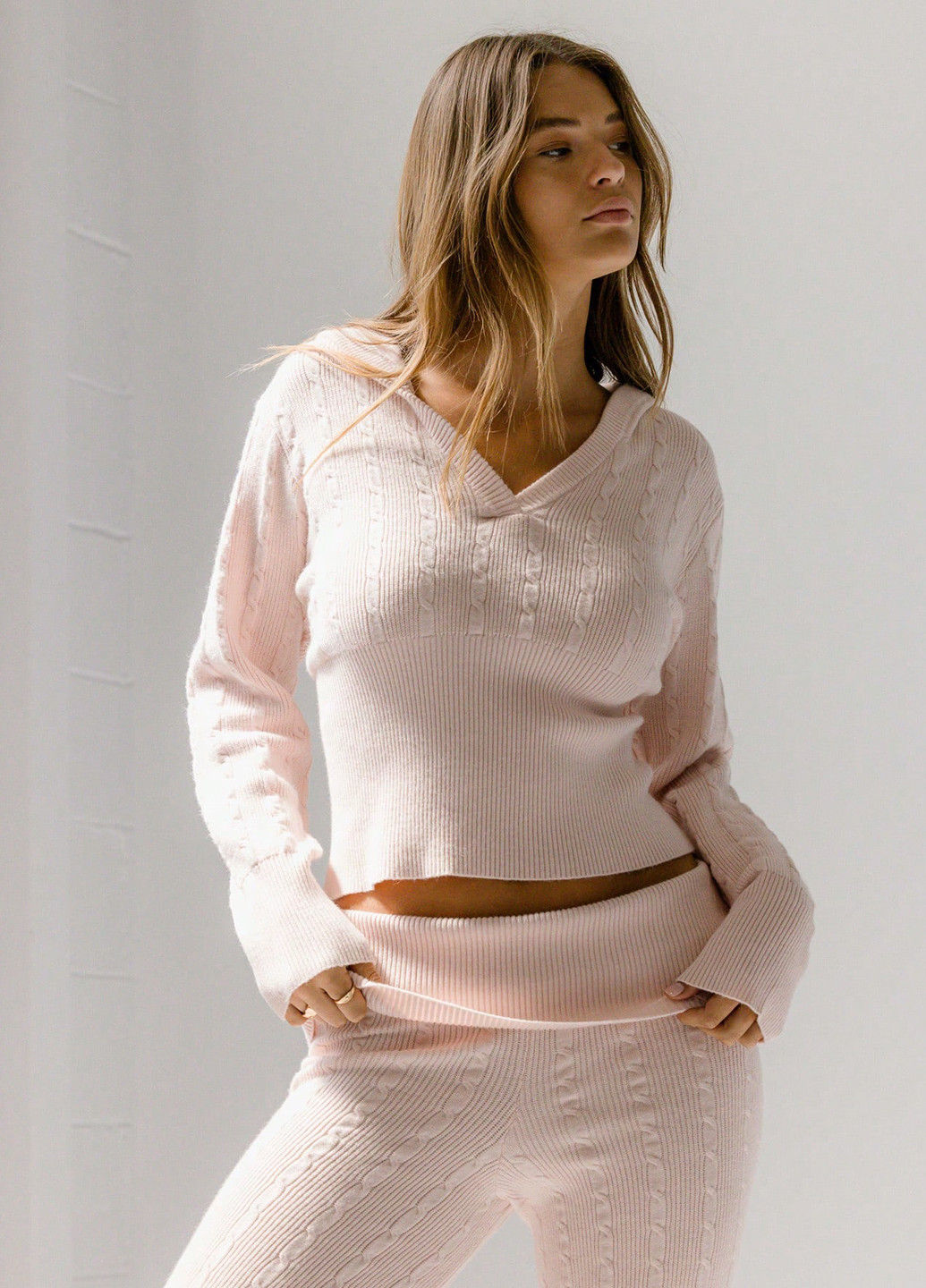 Бледно-розовый демисезонный свитер SHEIN