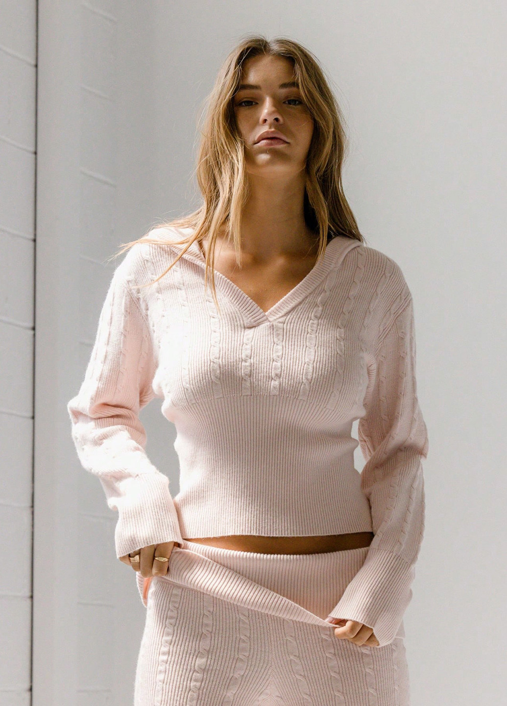 Бледно-розовый демисезонный свитер SHEIN