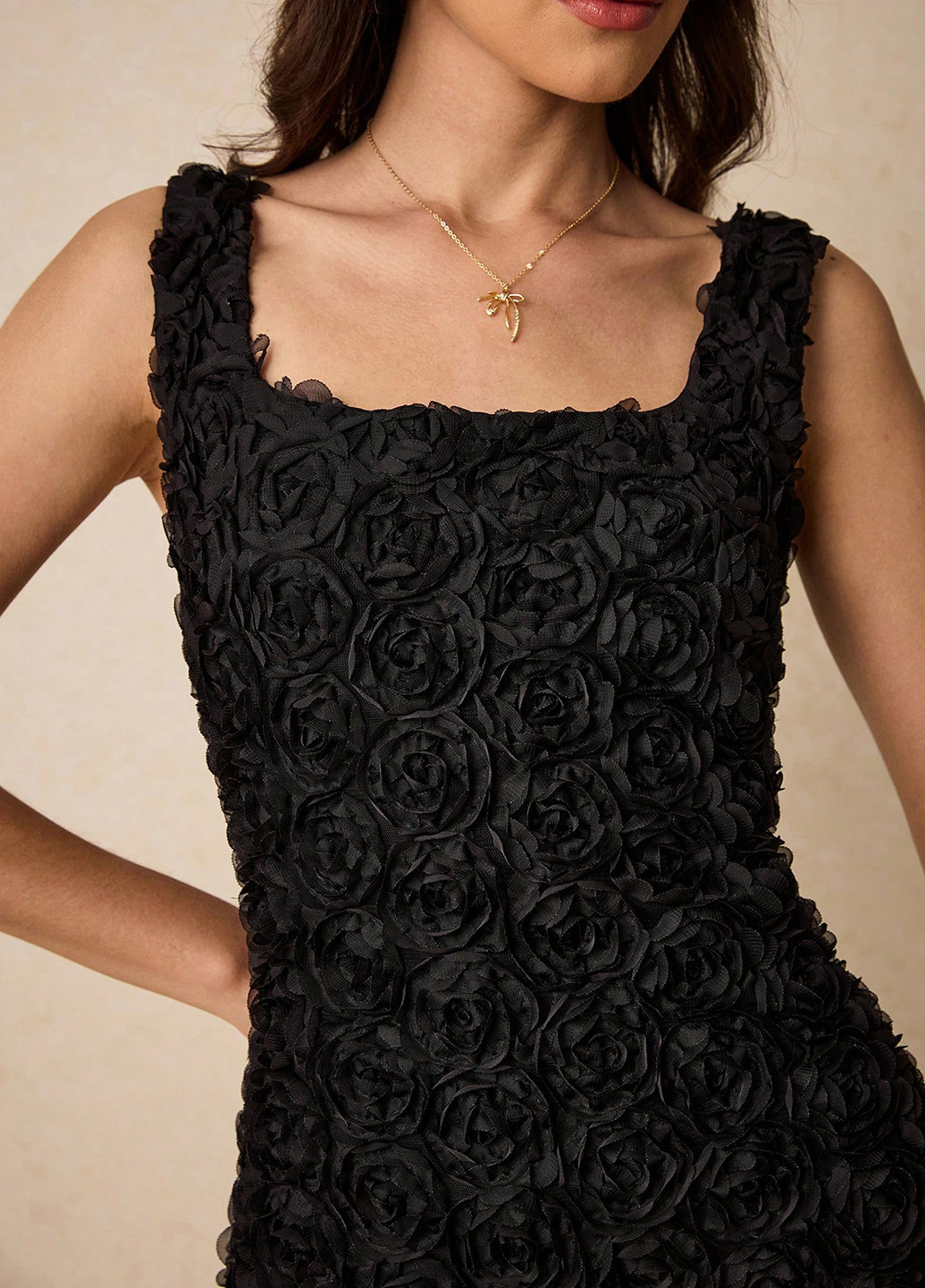 Черное коктейльное платье с открытой спиной SHEIN однотонное