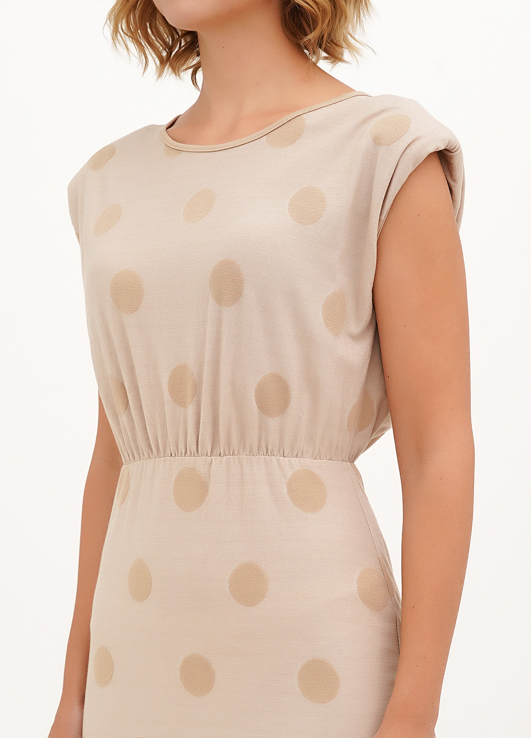 Бежевое кэжуал платье футляр Joie Clair в горошек