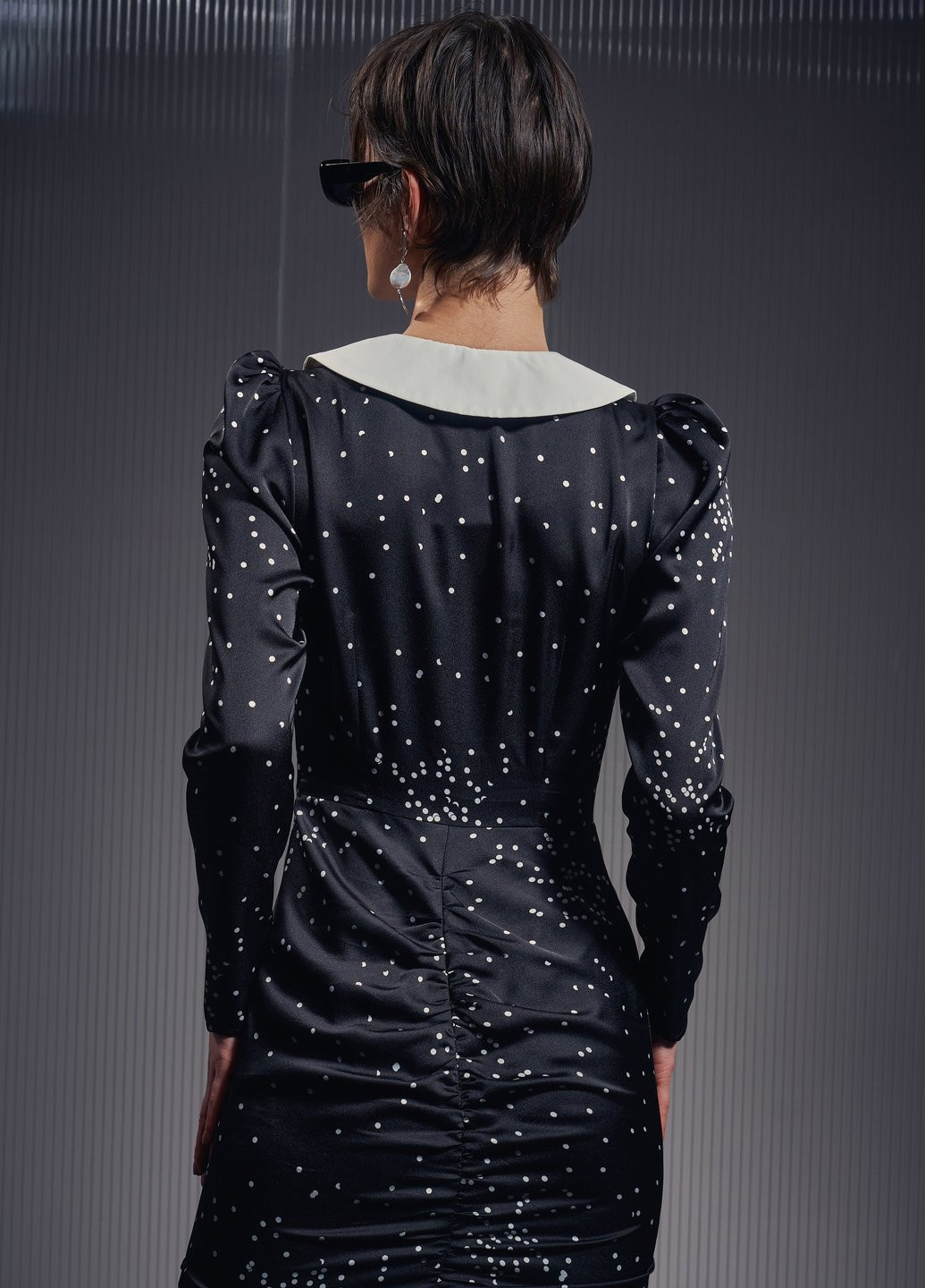 Чорна коктейльна чорне плаття міні з драпіруванням Gepur в горошок