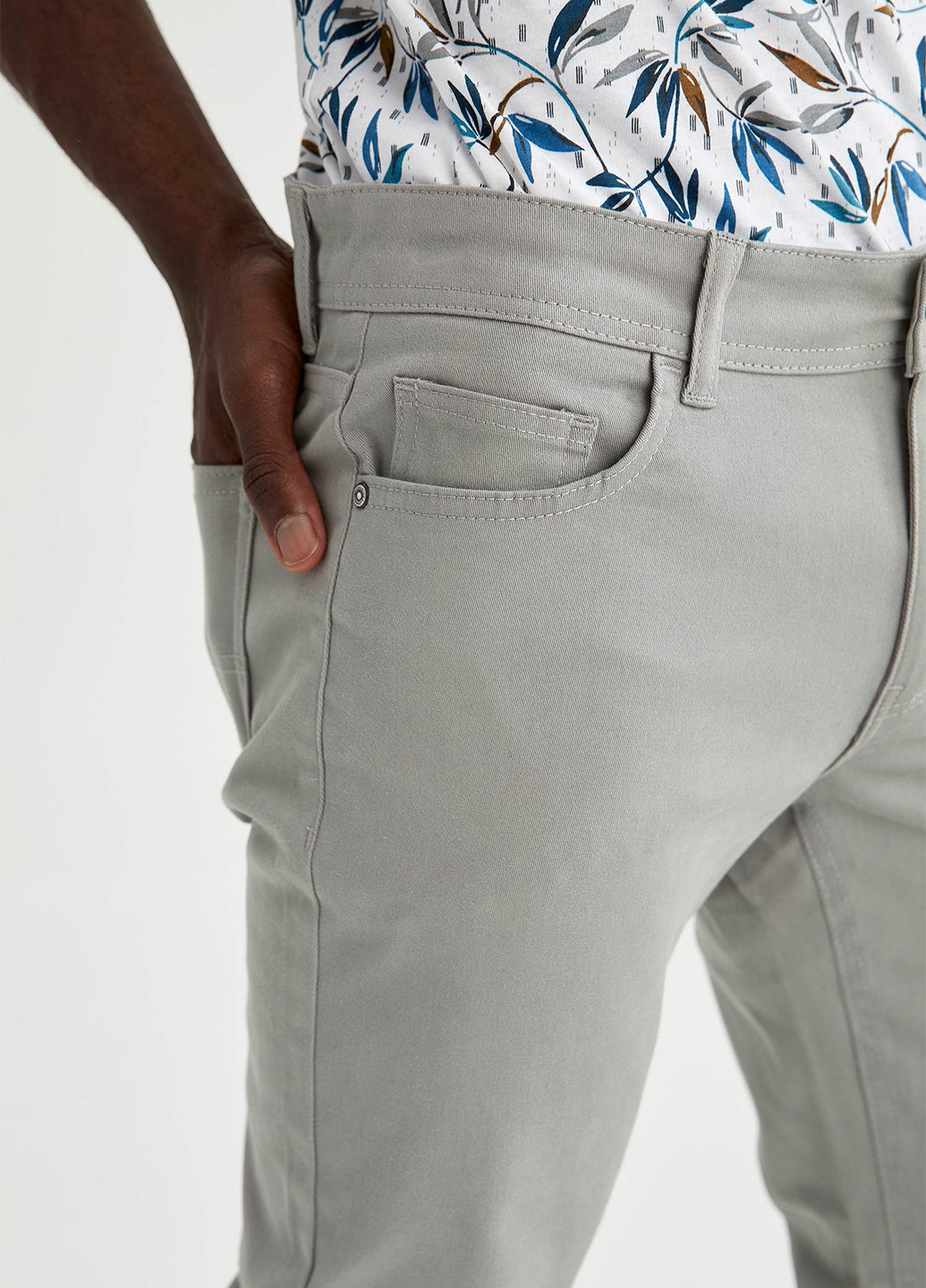 Светло-серые кэжуал демисезонные зауженные брюки DeFacto