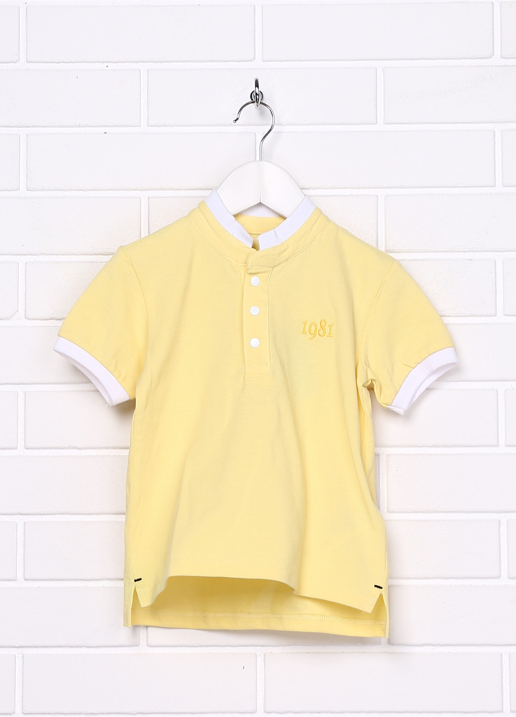 Желтая детская футболка-поло для мальчика Guess с надписью
