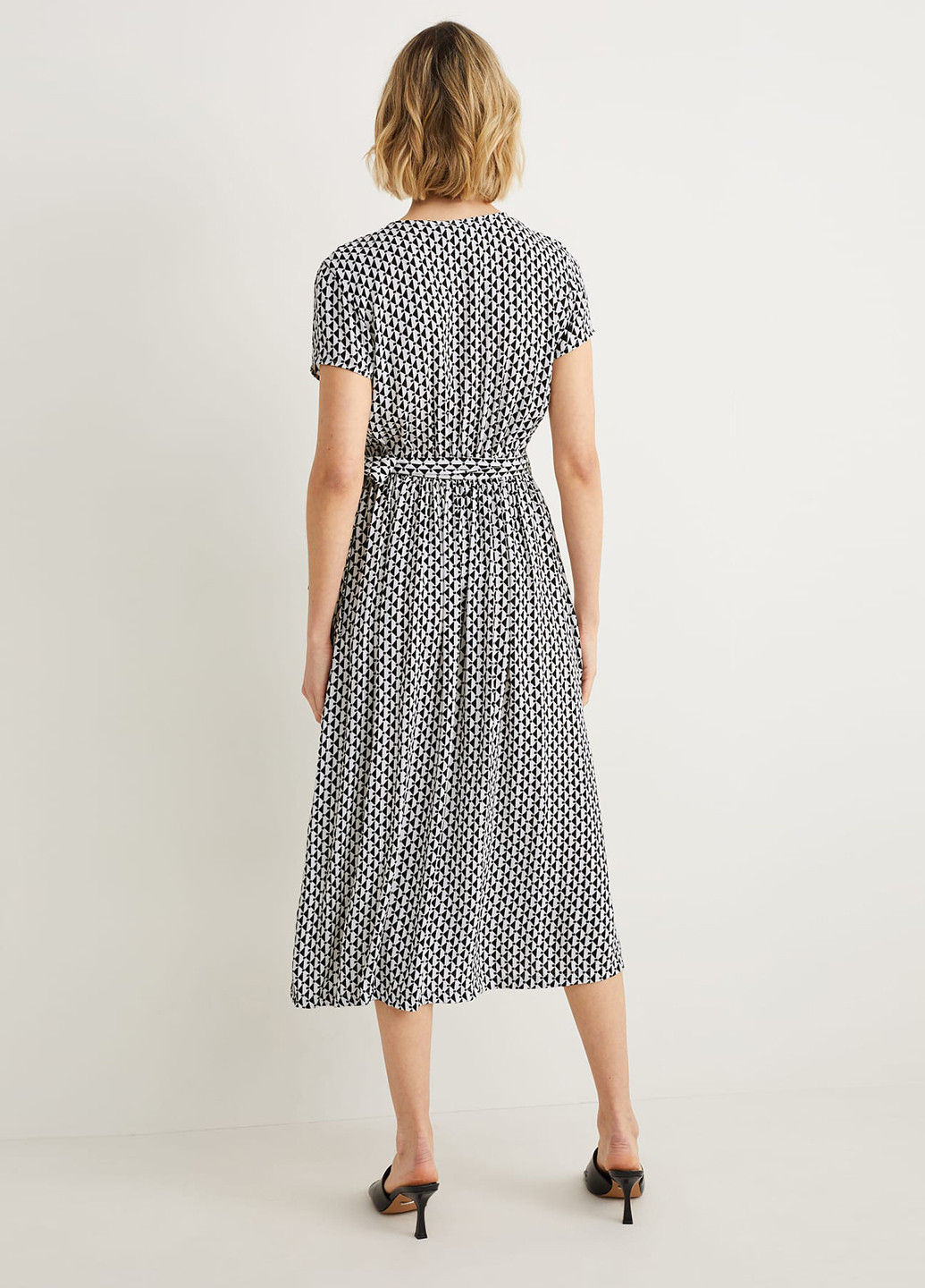 Чорно-білий кежуал сукня на запах C&A з геометричним візерунком