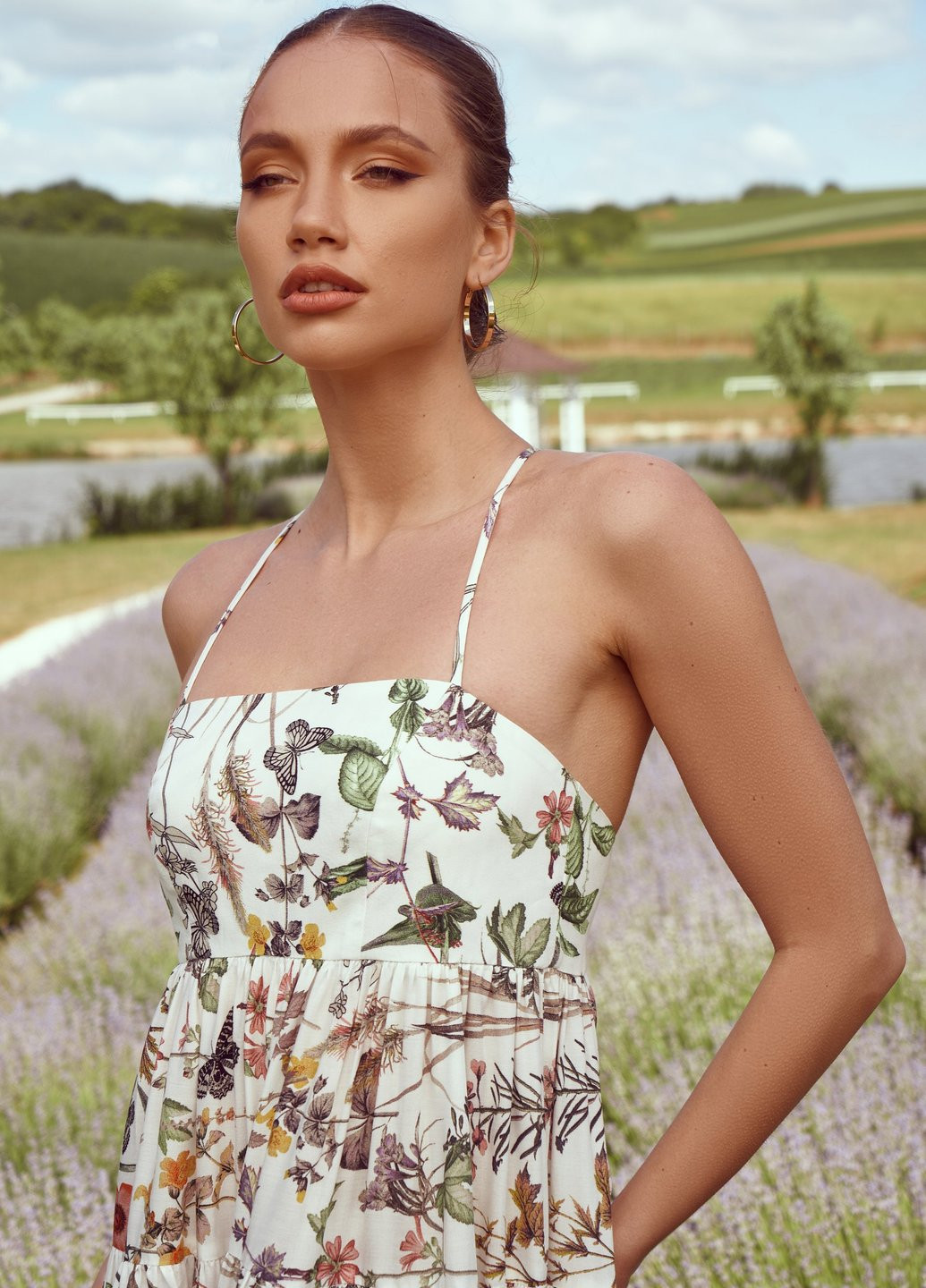 Молочна повсякденний сукня на тонких бретелях довжини міді Gepur з квітковим принтом