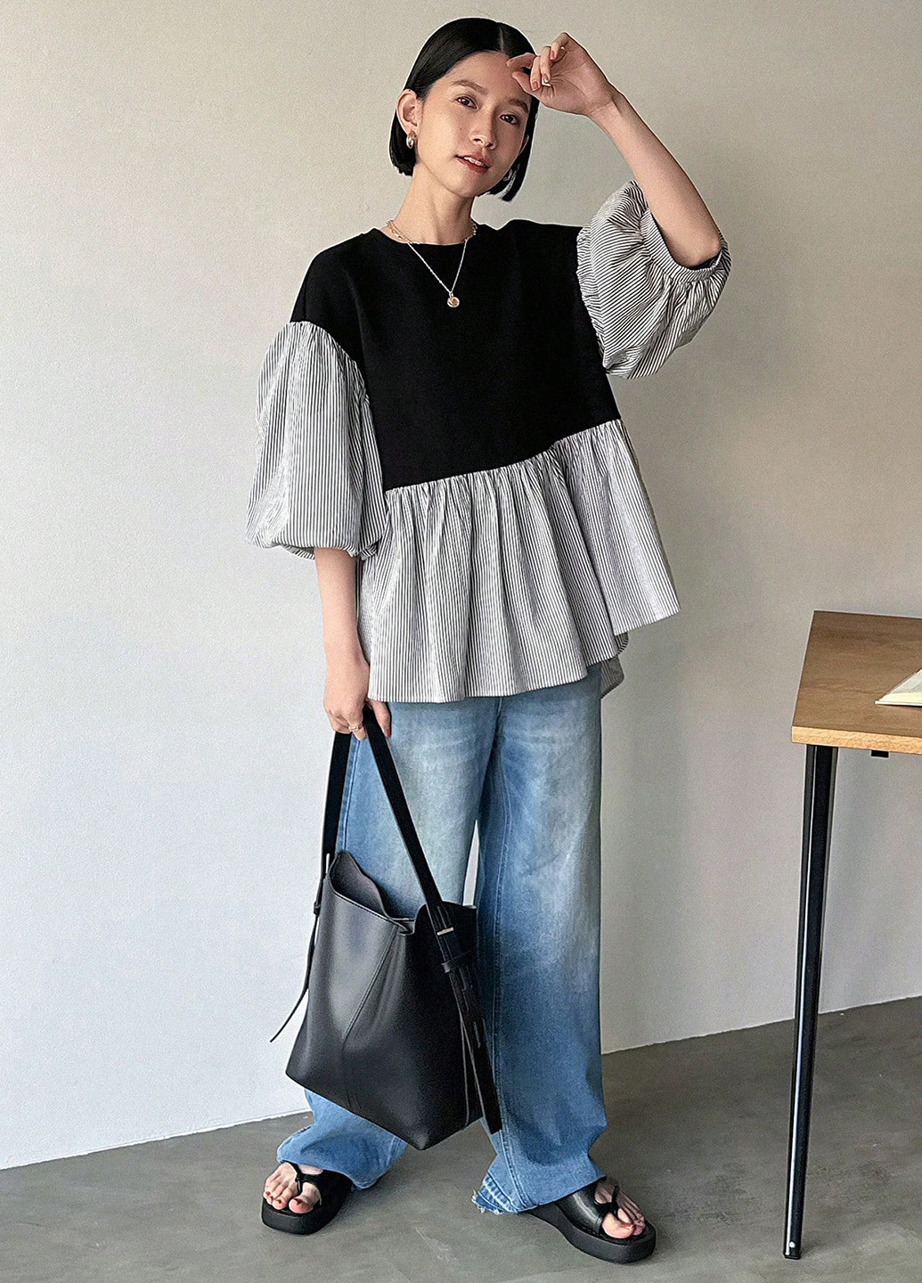 Чёрно-белую блуза с баской SHEIN