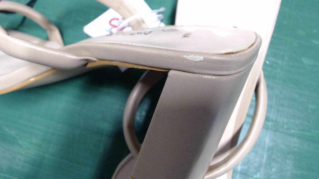 Бежевые шлепанцы Jennyfer