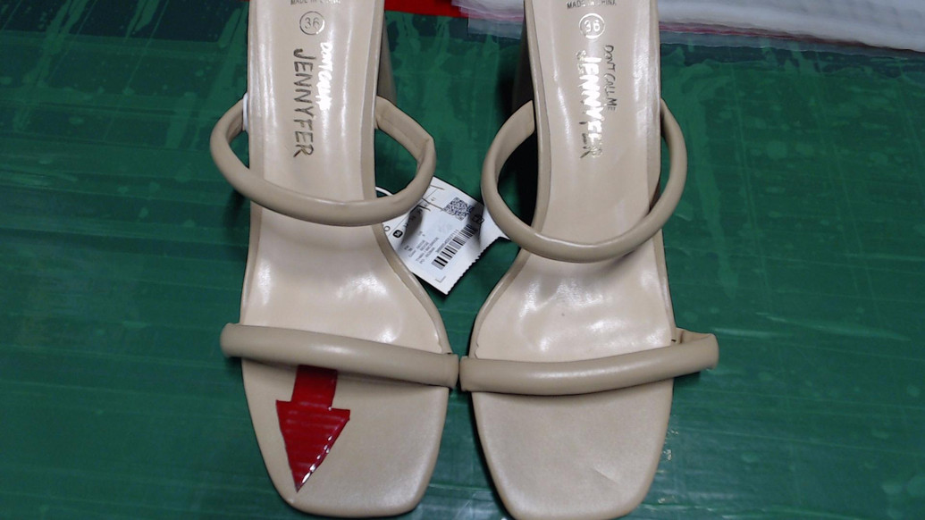 Бежевые шлепанцы Jennyfer