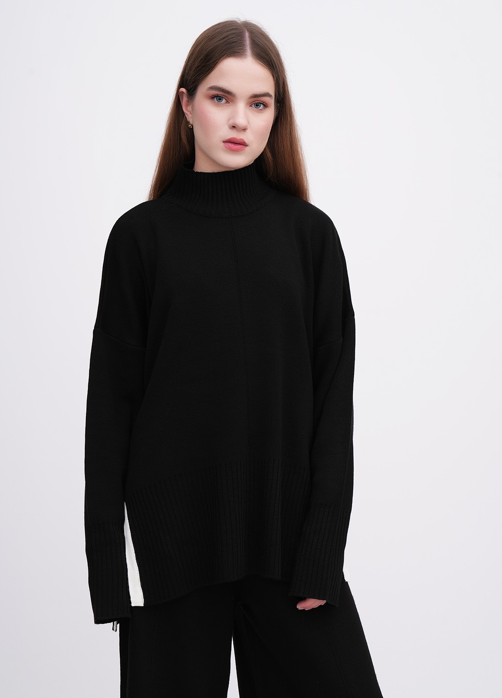 Черный зимний свитер EQUILIBRI