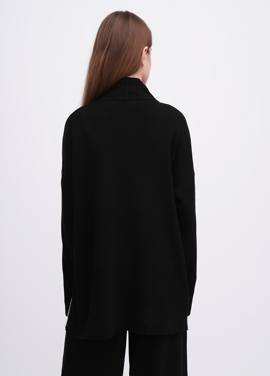 Черный зимний свитер EQUILIBRI