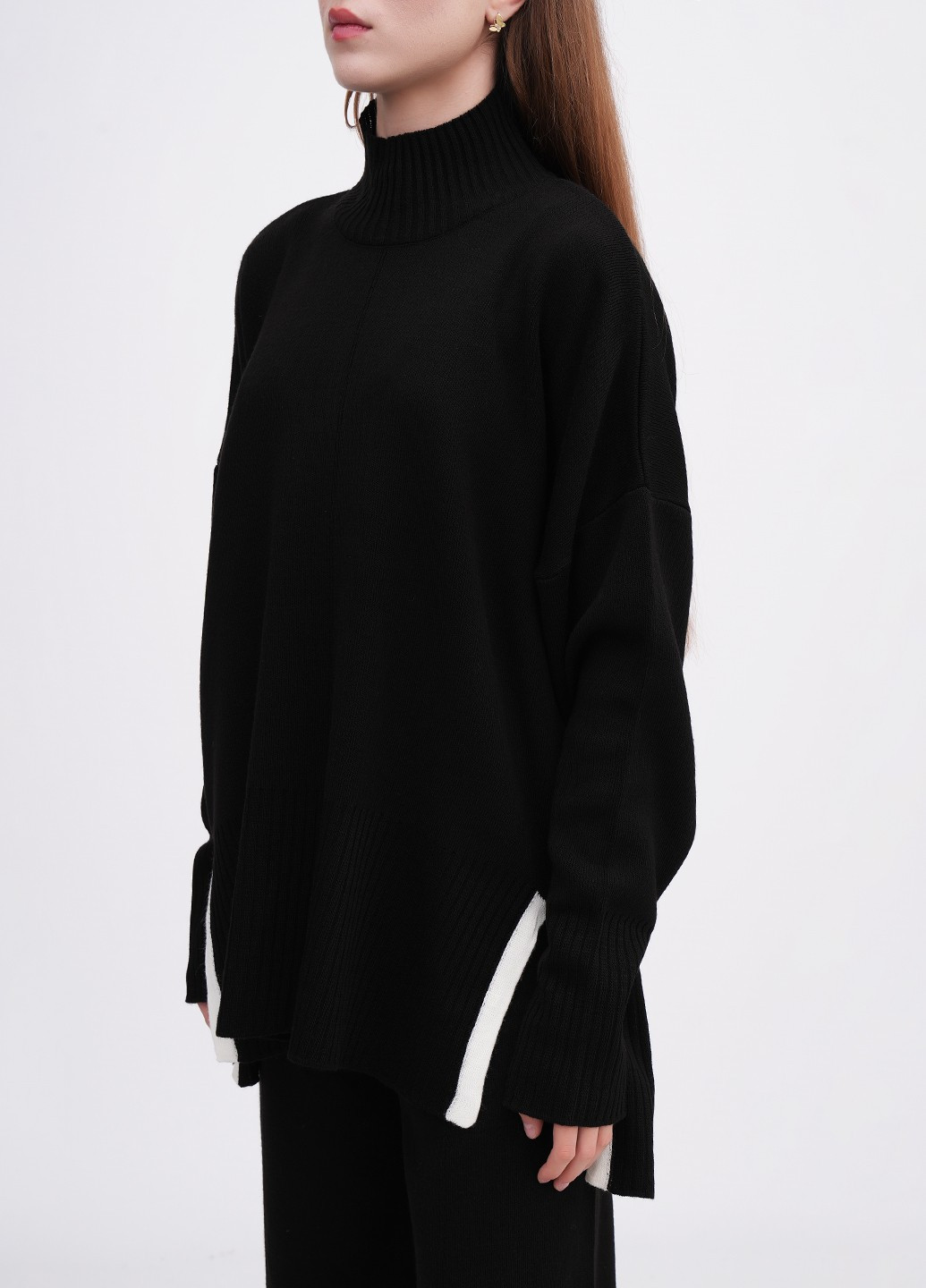 Черный зимний свитер EQUILIBRI